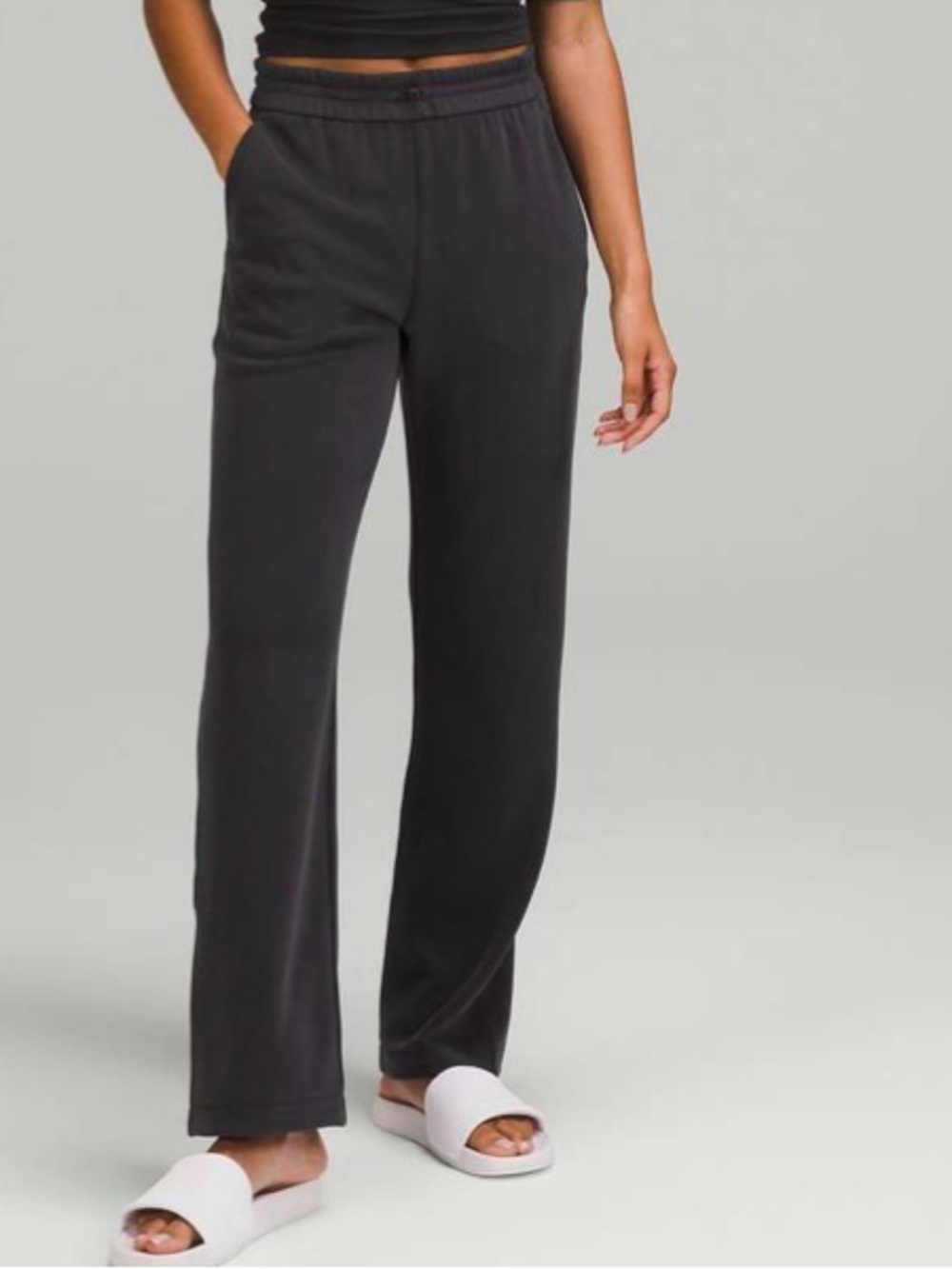 Lululemon sz 8 Softstreme High-Rise Pant
Black great condition